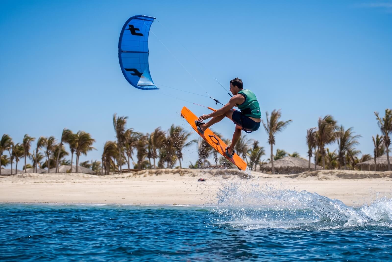Prática de Kitesurf no Rio Jaguaribe em Fortim
